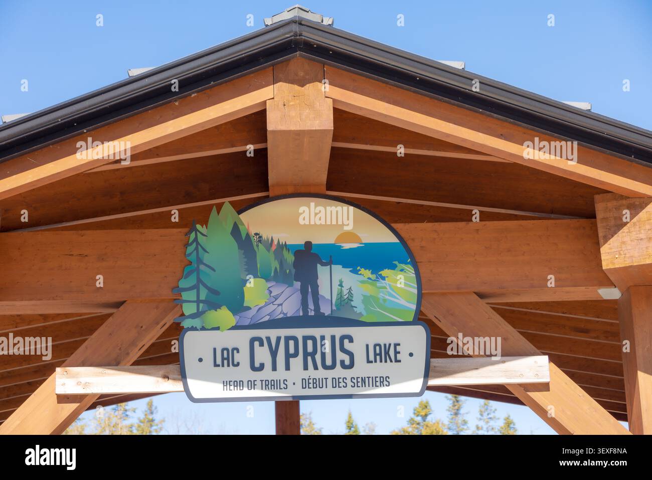 Segnale in legno dell'inizio del sentiero per il Lac Cyprus Lake nel Bruce Peninsula National Park a Tobermory, Ontario. Il cartello presenta un'illustrazione di un paesaggio scenografico Foto Stock