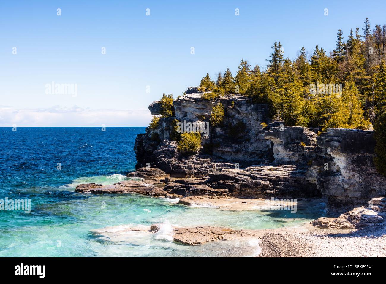 Vista panoramica delle scogliere rocciose di The Grotto nel Bruce Peninsula National Park, Tobermory, che mostra la bellezza naturale aspra del paesaggio canadese Foto Stock