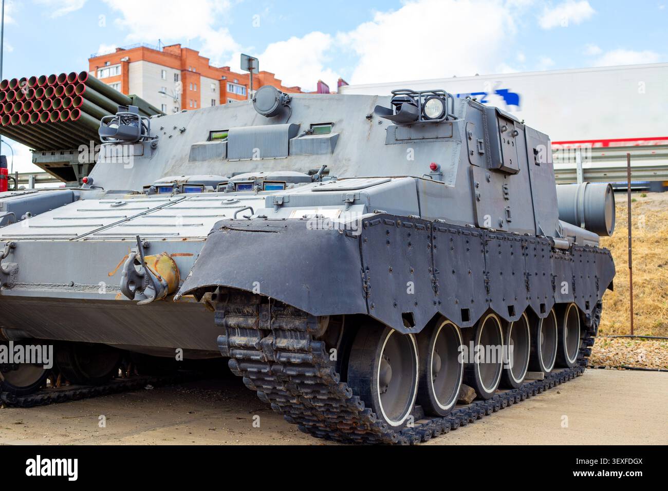 Un veicolo corazzato militare pesante in mostra in un parco museo pubblico. Tecnologia militare, veicolo da combattimento cingolato, storia della guerra.Patriot Park, Russia, Kamensk-Shakhtinsky, 12 settembre 2025 Foto Stock