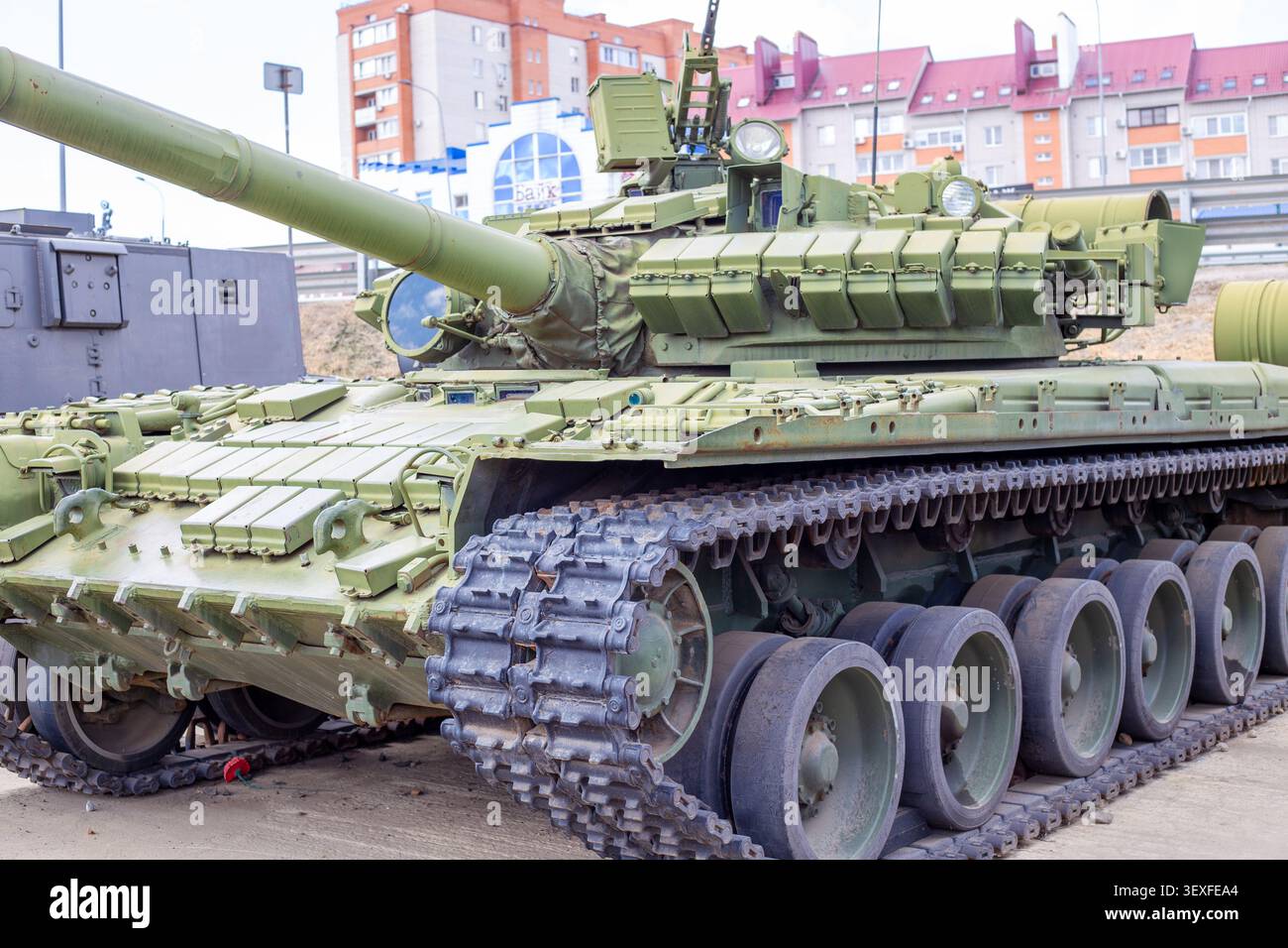 Un carro armato da battaglia russo in mostra in un museo all'aperto. Veicolo corazzato militare, storia della guerra con carri armati.Patriot Park, Russia, Kamensk-Shakhtinsky, 12 settembre 2025 Foto Stock