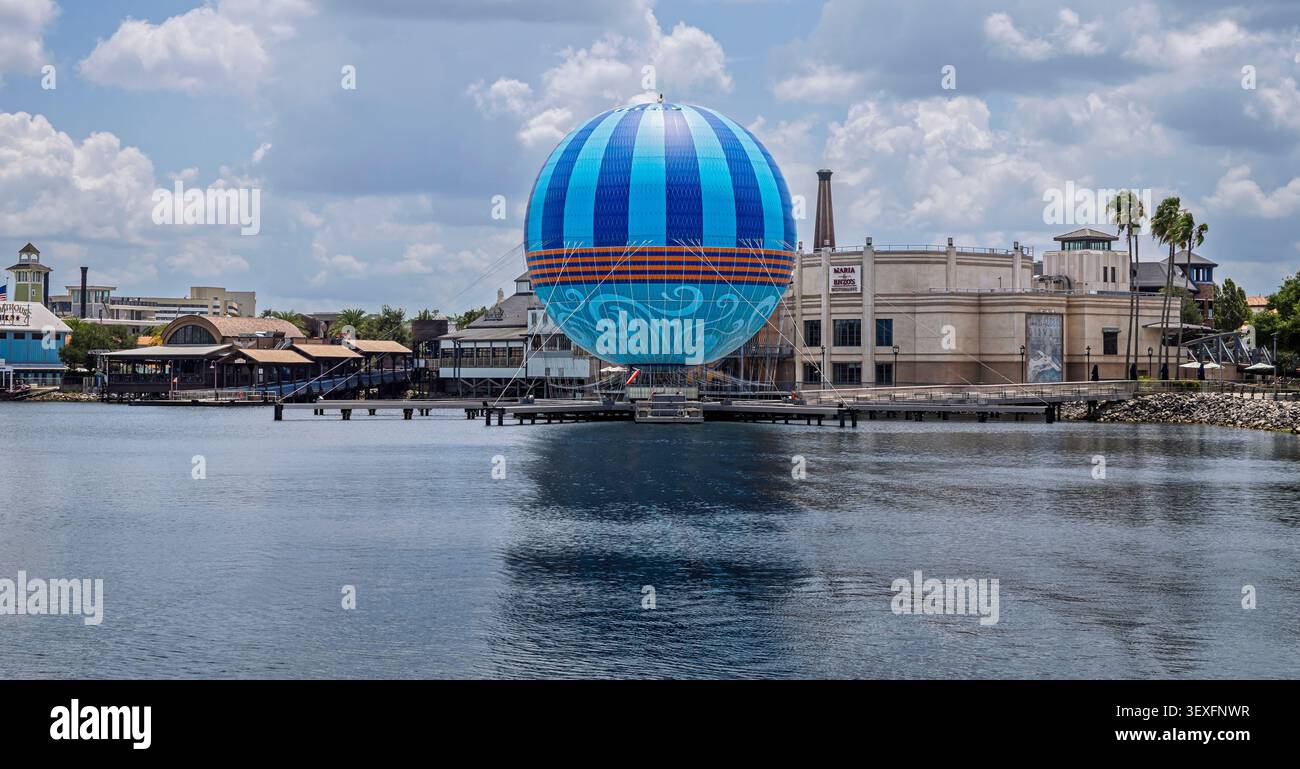 Aerophile Balloon ormeggiata al lago nel complesso di intrattenimento di Disney Springs, Florida, Stati Uniti, il 19 giugno 2026 Foto Stock
