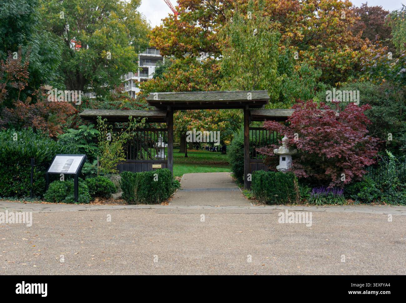 Ingresso tradizionale al Giardino Giapponese, Hammersmith Park, Londra W6, Regno Unito Foto Stock