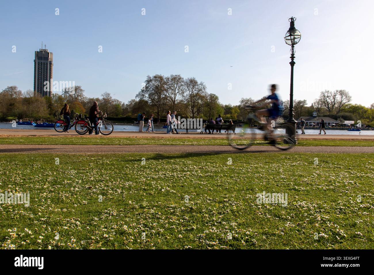 Ciclare attraverso Hyde Park, uno dei parchi reali di Londra in primavera Foto Stock