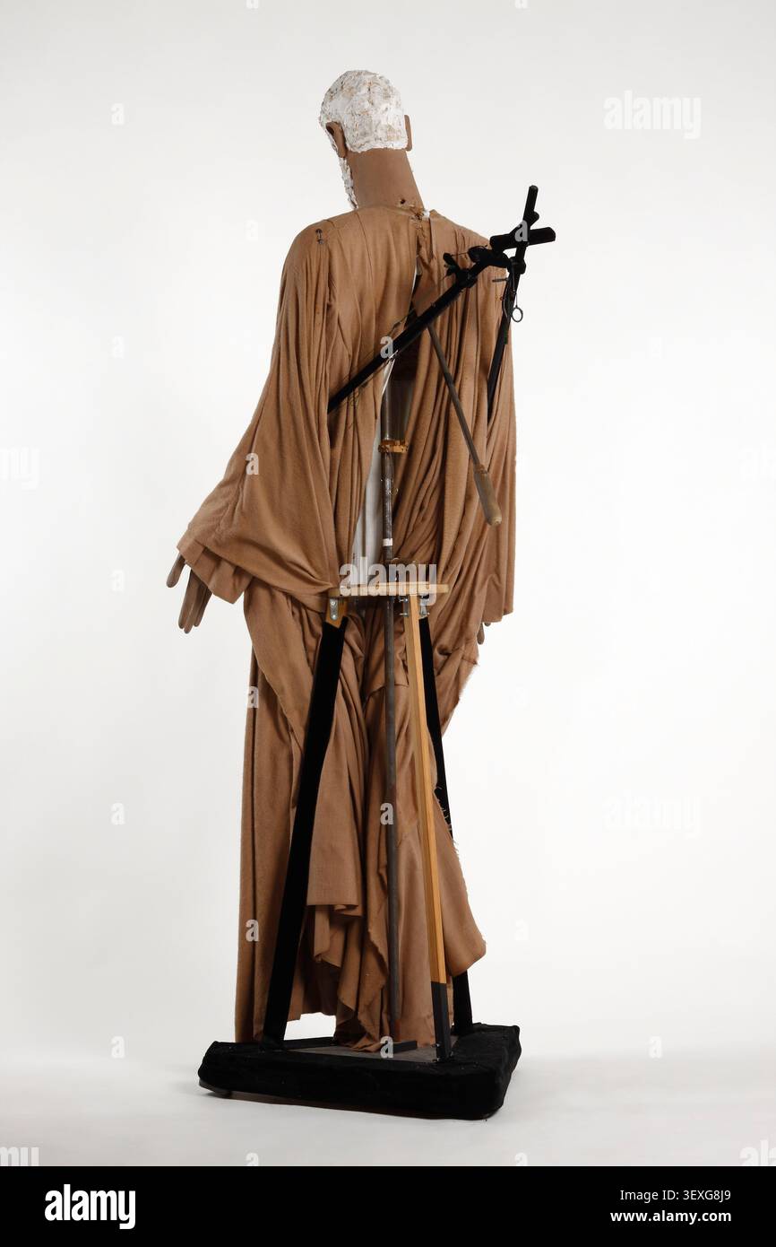 Una marionetta dalla produzione di Antigone, creata da Georges Lafaye, un burattinaio e archivista francese, nel 1984, con dettagli tra cui mani e testa di Siena ocra, sopracciglia e barba bianche e occhi verdi e bianchi. Foto Stock