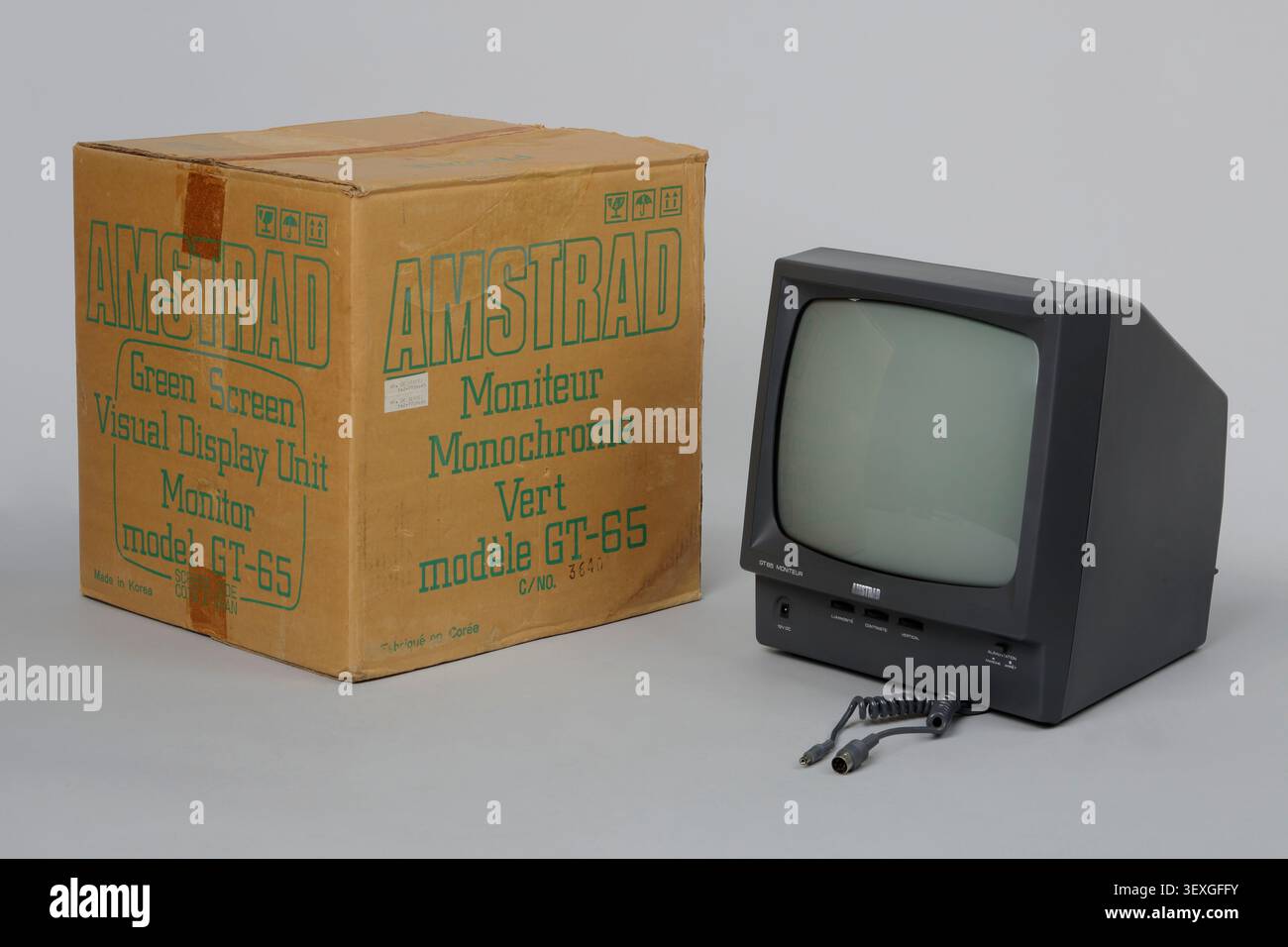 Microcomputer Amstrad CPC 464, un prodotto di elettronica di consumo progettato da Amstrad, con numero di serie 533-7834019 sulla tastiera, accompagnato da uno schermo. Foto Stock