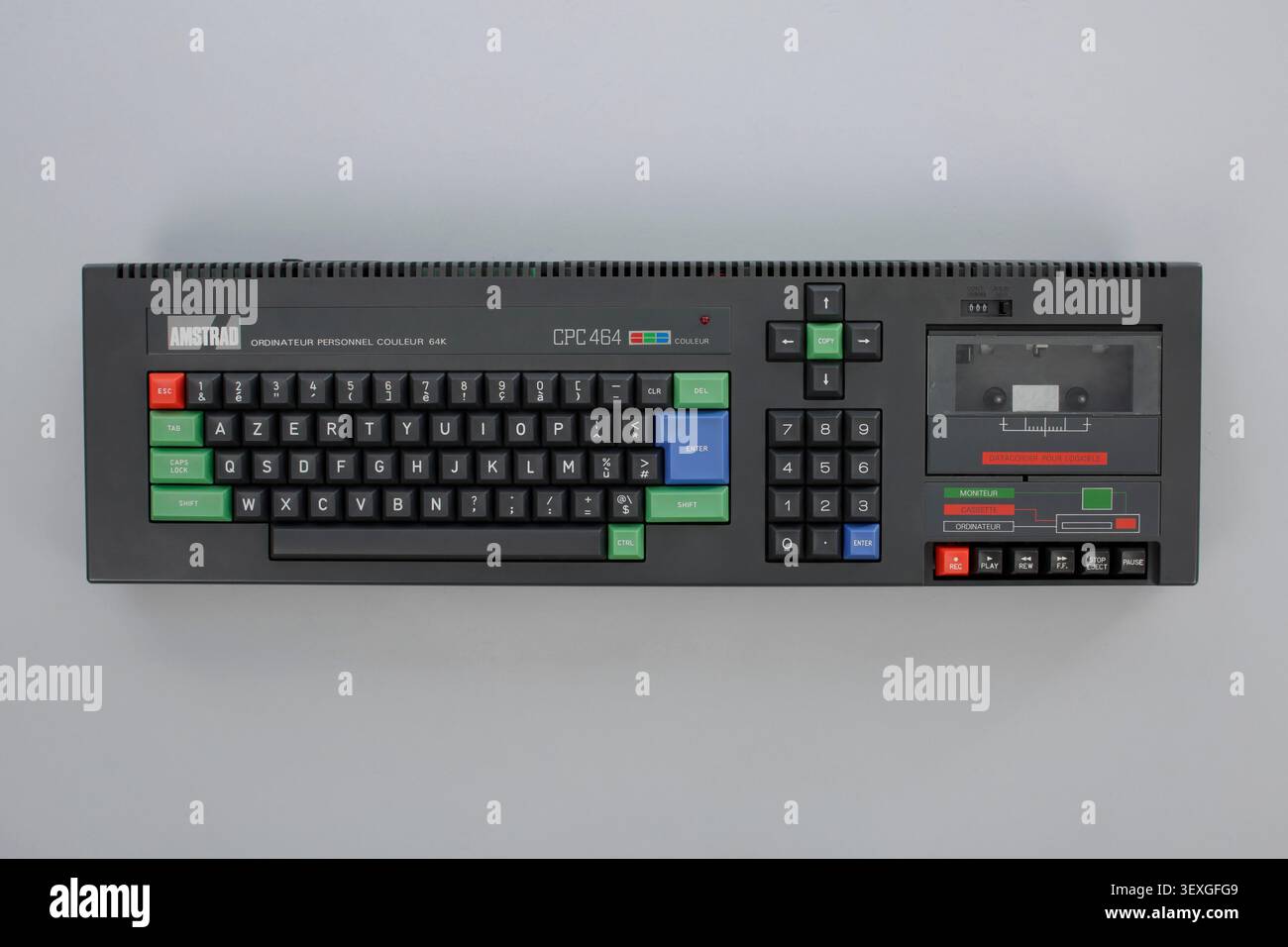 Microcomputer Amstrad CPC 464, un prodotto di elettronica di consumo progettato da Amstrad, con numero di serie 533-7834019 sulla tastiera, accompagnato da uno schermo. Foto Stock
