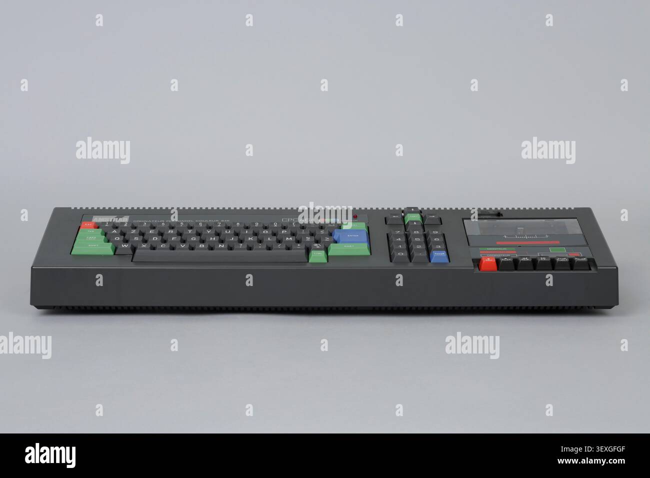 Microcomputer Amstrad CPC 464, un prodotto di elettronica di consumo progettato da Amstrad, con numero di serie 533-7834019 sulla tastiera, accompagnato da uno schermo. Foto Stock