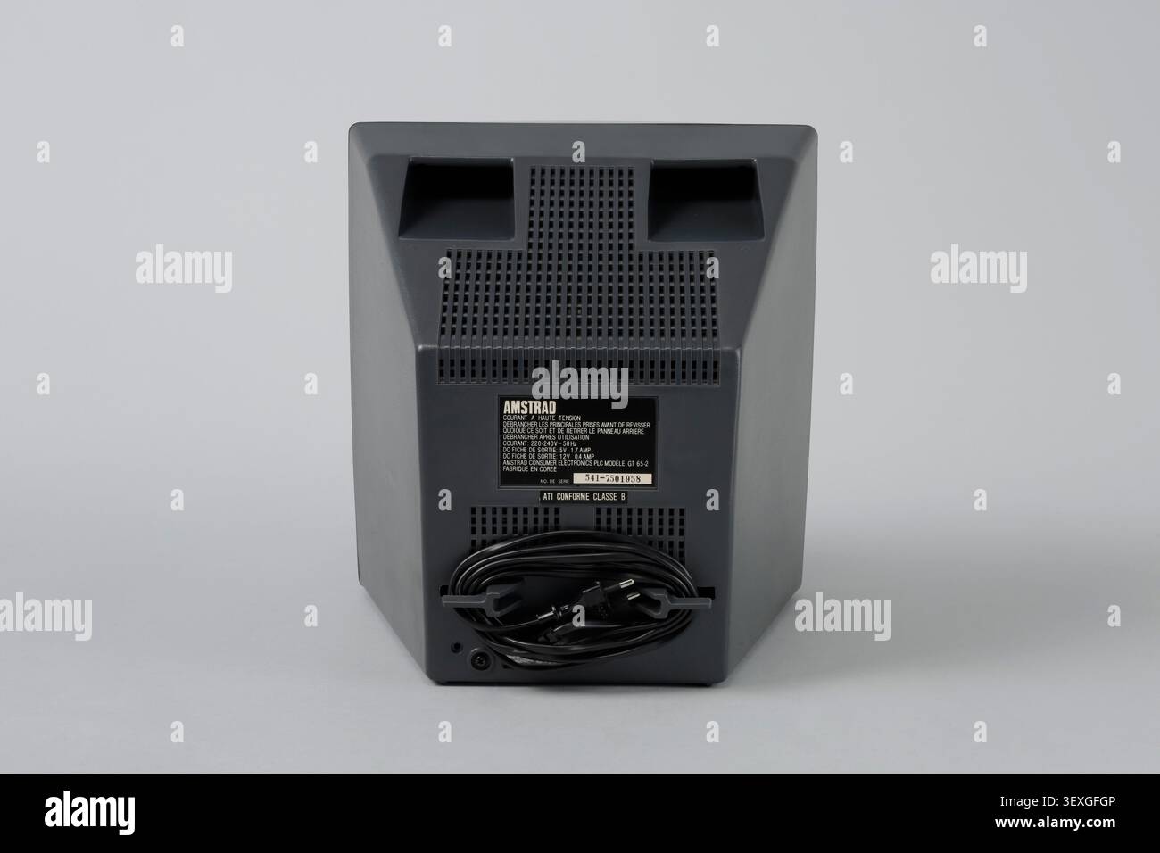 Microcomputer Amstrad CPC 464, un prodotto di elettronica di consumo progettato da Amstrad, con numero di serie 533-7834019 sulla tastiera, accompagnato da uno schermo. Foto Stock
