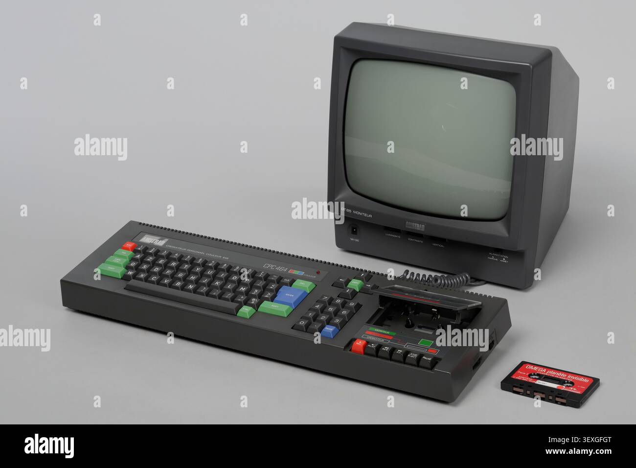 Microcomputer Amstrad CPC 464, un prodotto di elettronica di consumo progettato da Amstrad, con numero di serie 533-7834019 sulla tastiera, accompagnato da uno schermo. Foto Stock