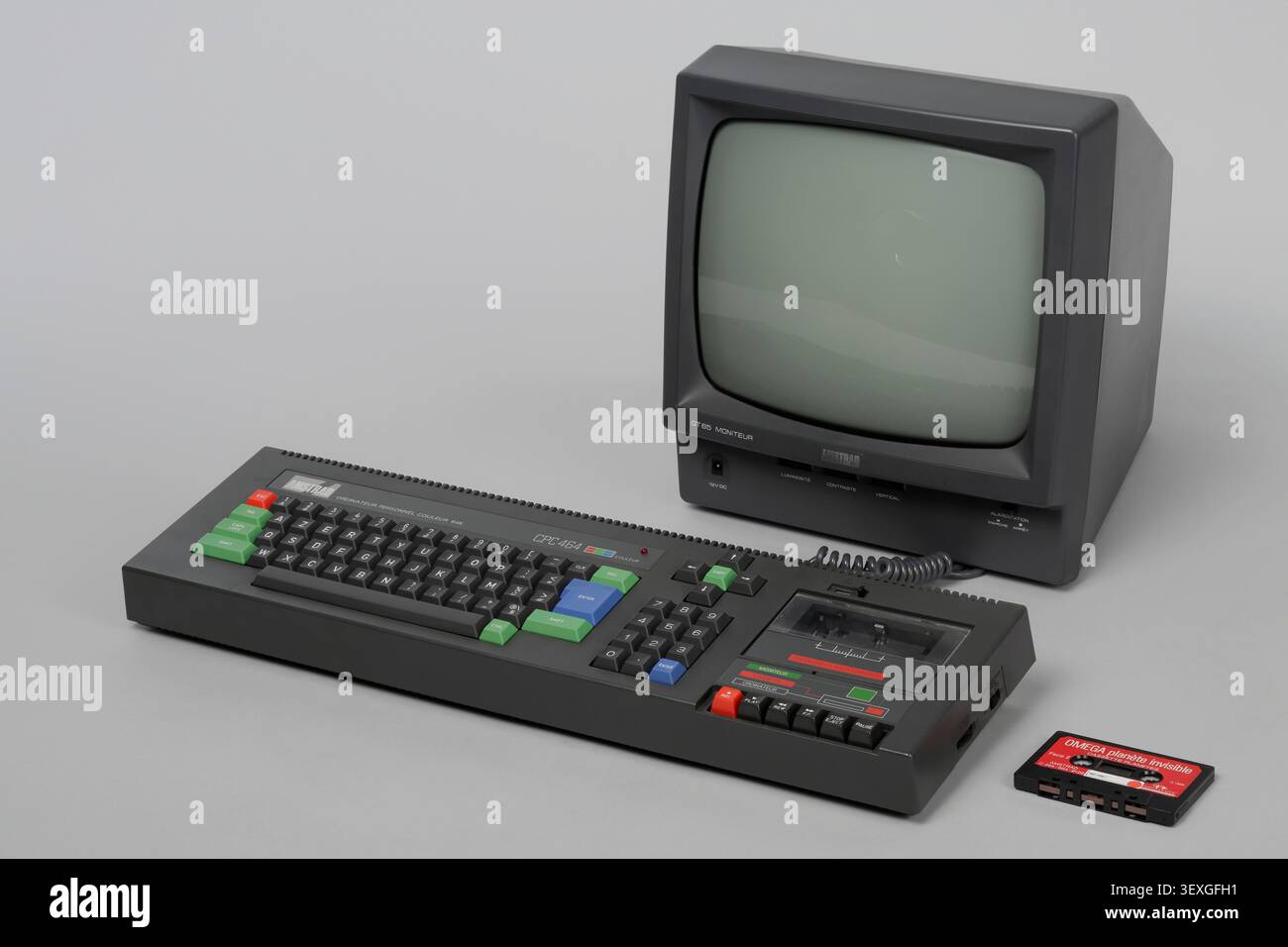 Microcomputer Amstrad CPC 464, un prodotto di elettronica di consumo progettato da Amstrad, con numero di serie 533-7834019 sulla tastiera, accompagnato da uno schermo. Foto Stock