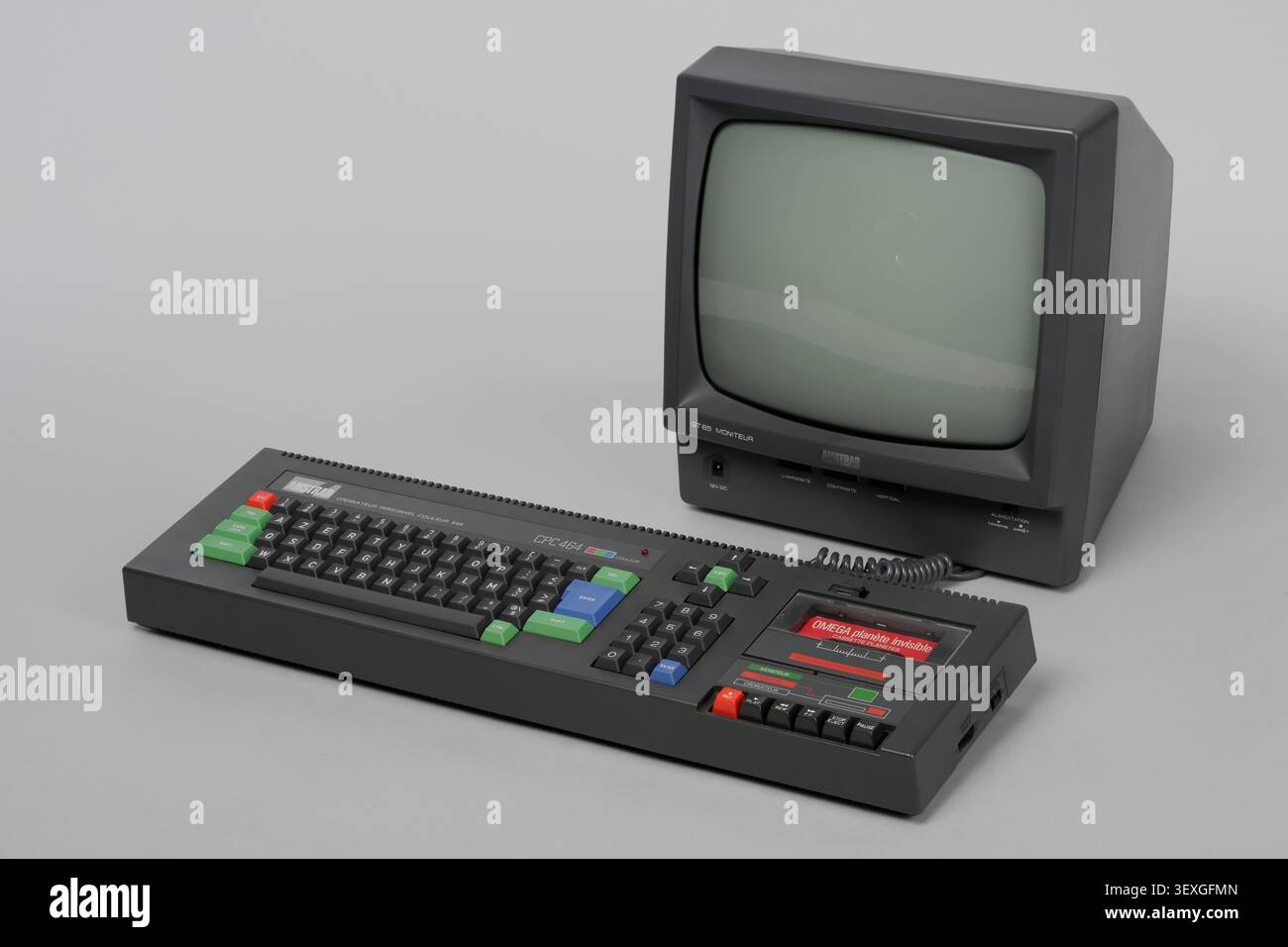 Microcomputer Amstrad CPC 464, un prodotto di elettronica di consumo progettato da Amstrad, con numero di serie 533-7834019 sulla tastiera, accompagnato da uno schermo. Foto Stock