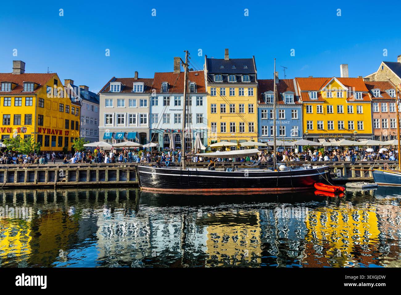 Case e barche colorate lungo la storica Nyhavn del XVII secolo, Copenhagen, Danimarca Foto Stock