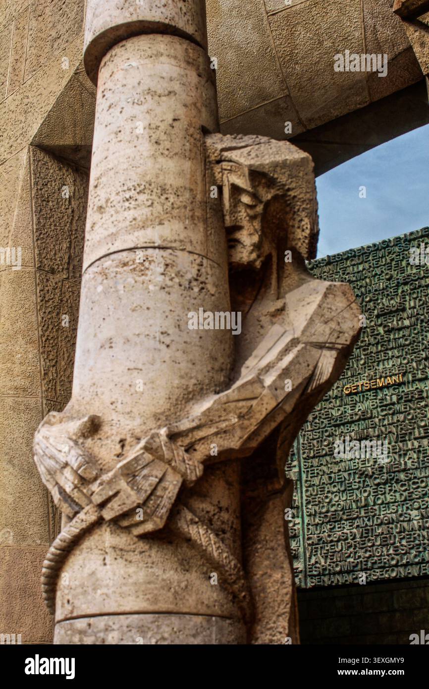 Barcellona, Spagna – 13 dicembre 2014: Primo piano della Flagellazione di Cristo sulla facciata della passione della Sagrada Família con il caratteristico tipo Foto Stock