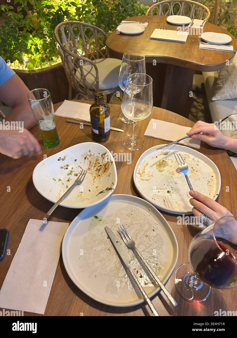 Piatti e bicchieri vuoti dopo cena al ristorante. Foto Stock