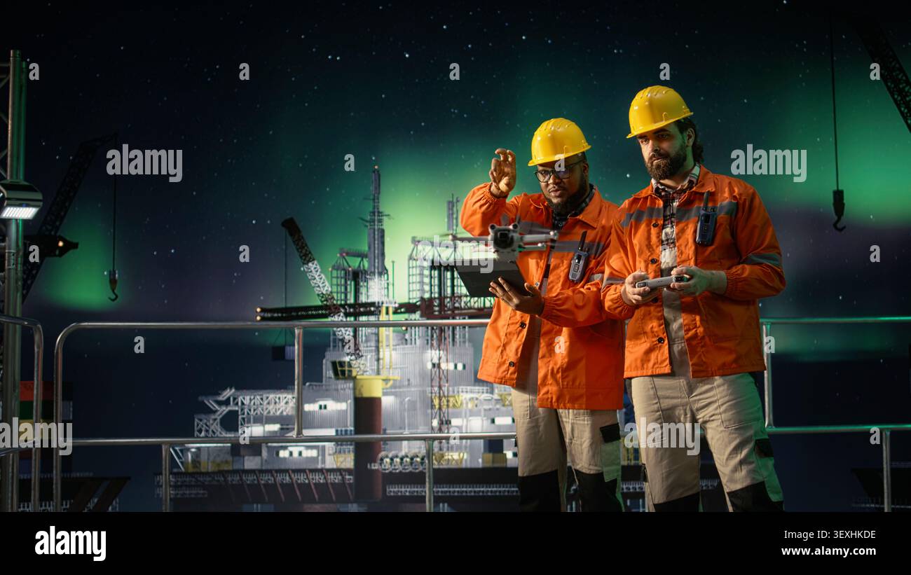 Bypassando i blocchi del transito marittimo, i droni e gli ingegneri sul ponte della piattaforma offshore sotto l'aurora boreale. Pianificazione delle posizioni delle condutture, crisi petrolifera globale ed esperti che utilizzano dispositivi UAV a tarda notte, telecamera A. Foto Stock