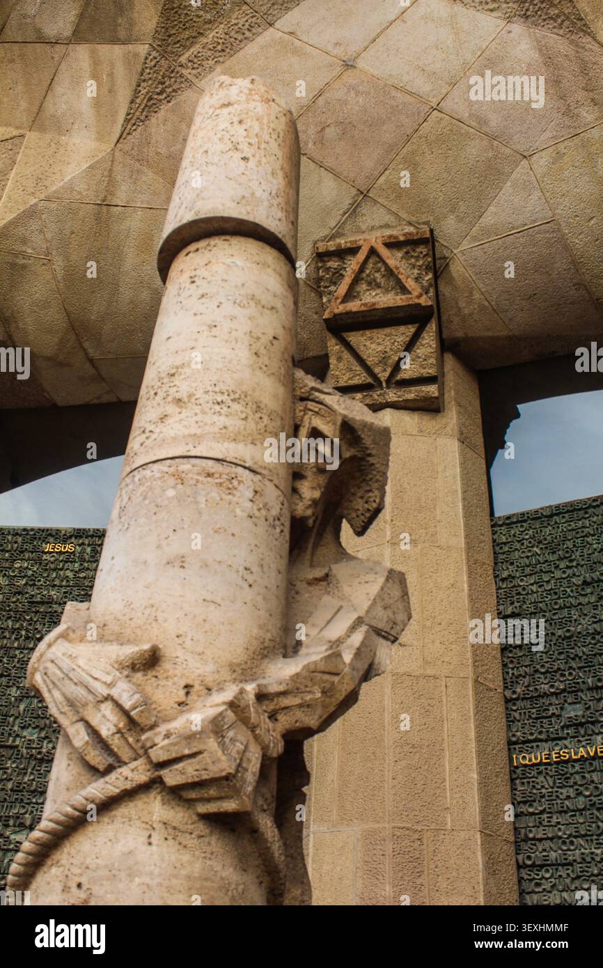 Barcellona, Spagna – 13 dicembre 2014: Dettaglio della Flagellazione di Cristo di Josep Maria Subirachs all'esterno della basilica della Sagrada Família. Foto Stock