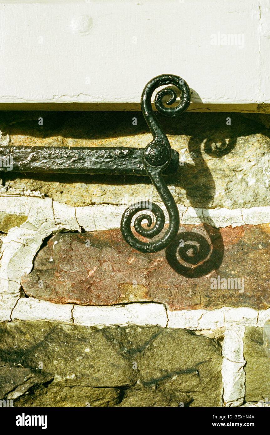 Lavori in ferro con ombre e pareti in pietra Foto Stock