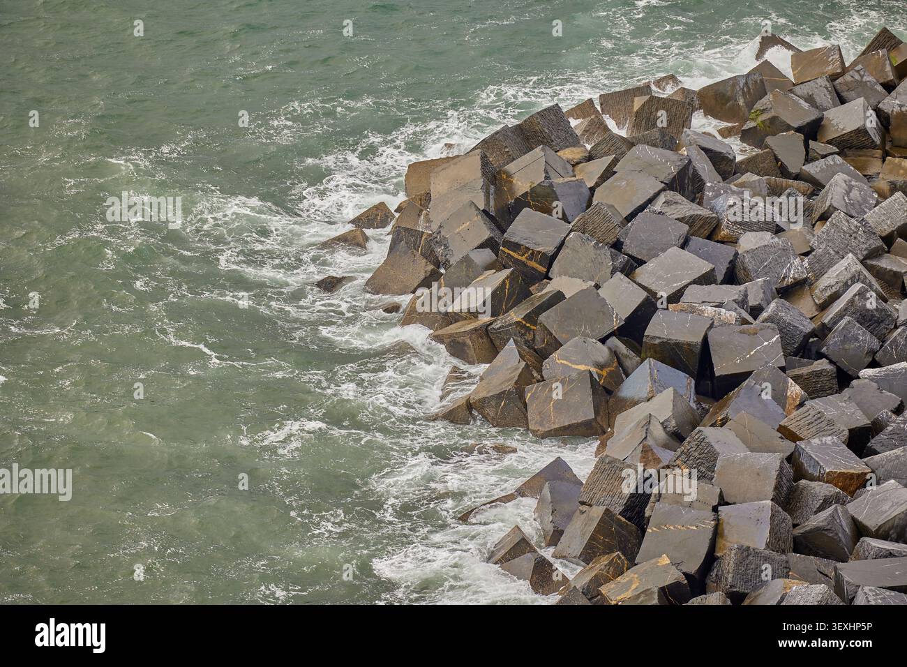 Frangiflutti di pietra per proteggere il porto e mantenere l'acqua calma. Foto Stock