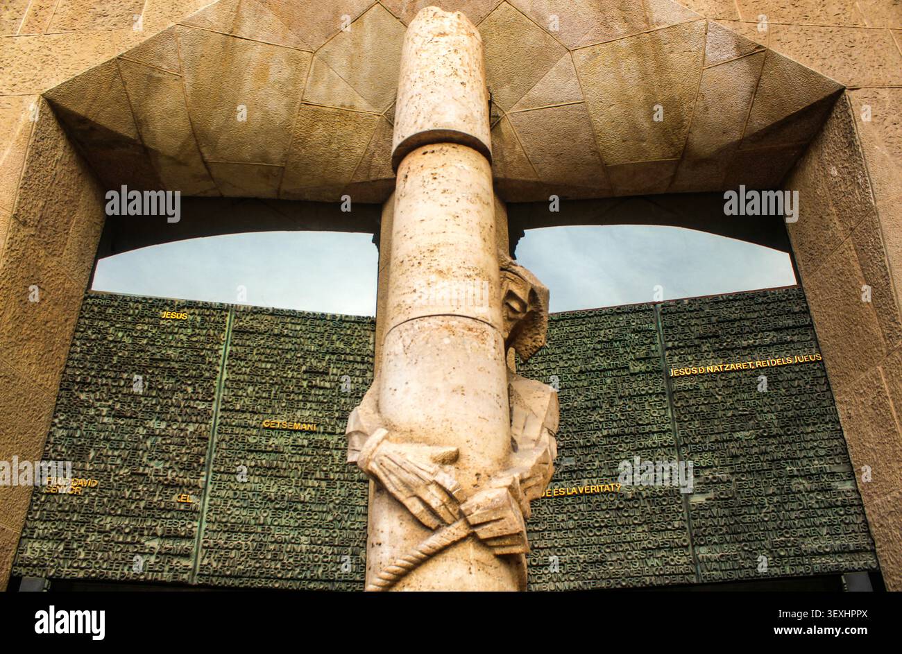 Barcellona, Spagna – 13 dicembre 2014: La Flagellazione di Cristo scultura di Josep Maria Subirachs sulla facciata della passione della Sagrada Família con i Foto Stock