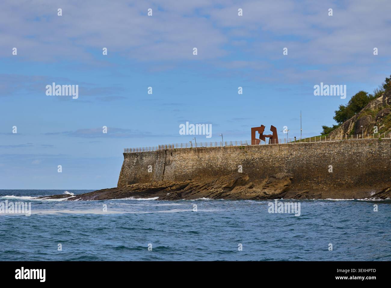 Le onde si schiantano contro le rocce. Foto Stock