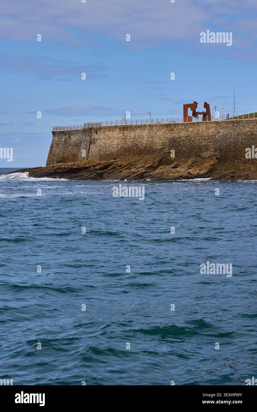 Le onde si schiantano contro le rocce. Foto Stock