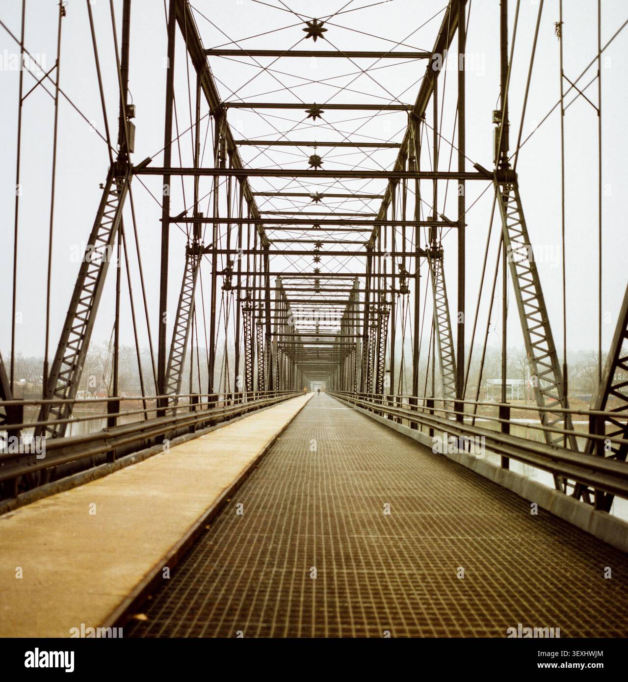 Ponte pedonale a traliccio in acciaio Foto Stock