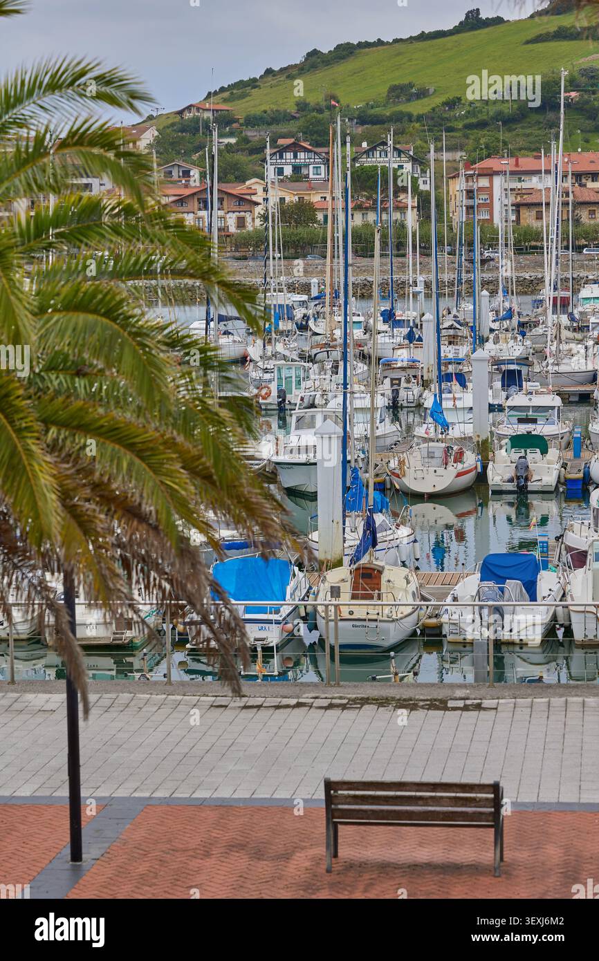 Le barche sono ormeggiate nella marina di Urola. Zumaia, Spagna - 11 settembre 2024. Foto Stock