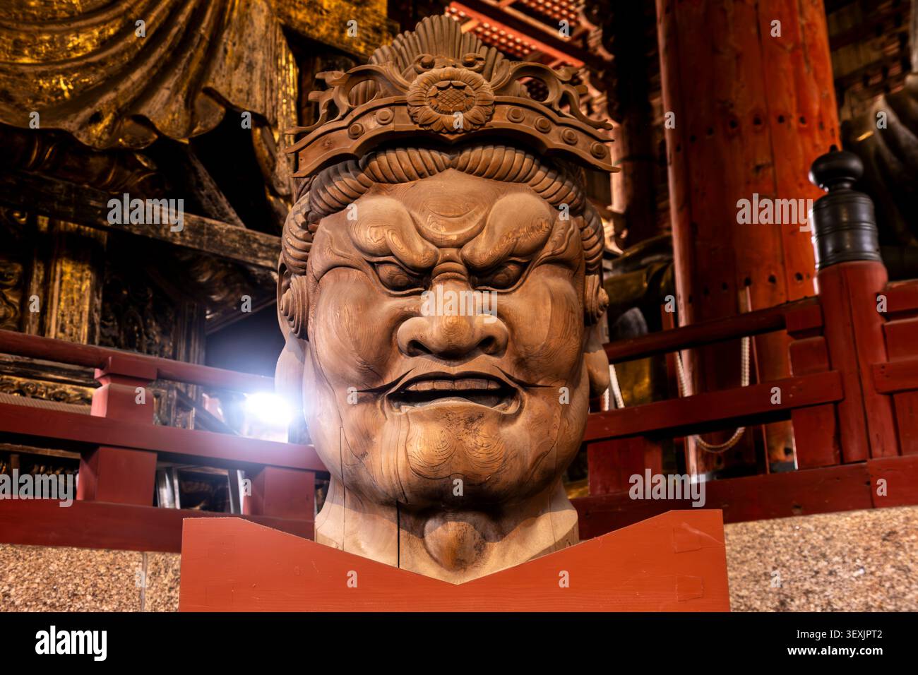 Primo piano della scultura in legno guardiano di Shitennō all'interno del tempio todai-ji, Nara, Giappone. Foto Stock