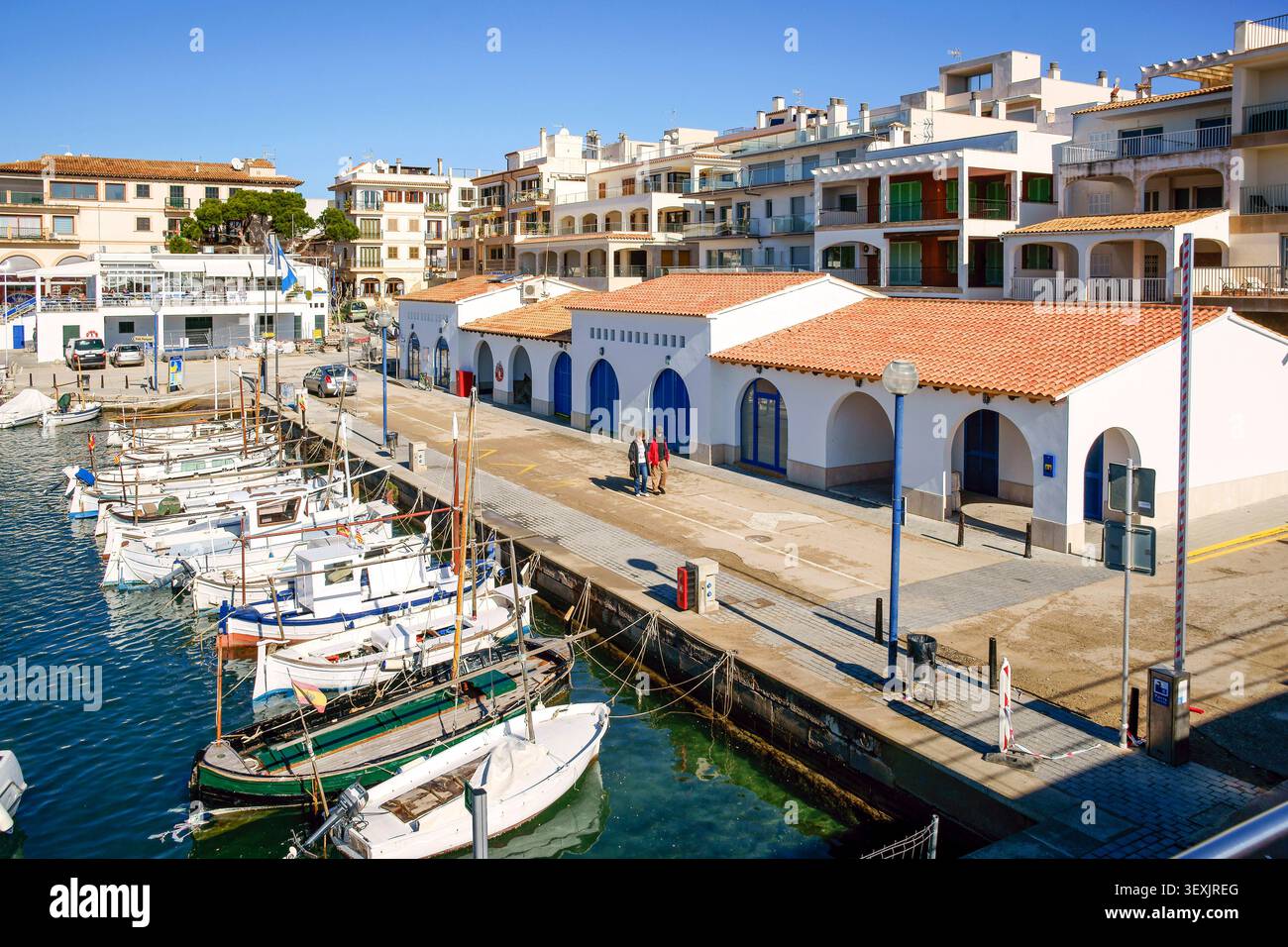 Barche ormeggiate nel porto turistico di Cala Ratjada, Capdepera, Maiorca, Isole Baleari, Spagna Foto Stock
