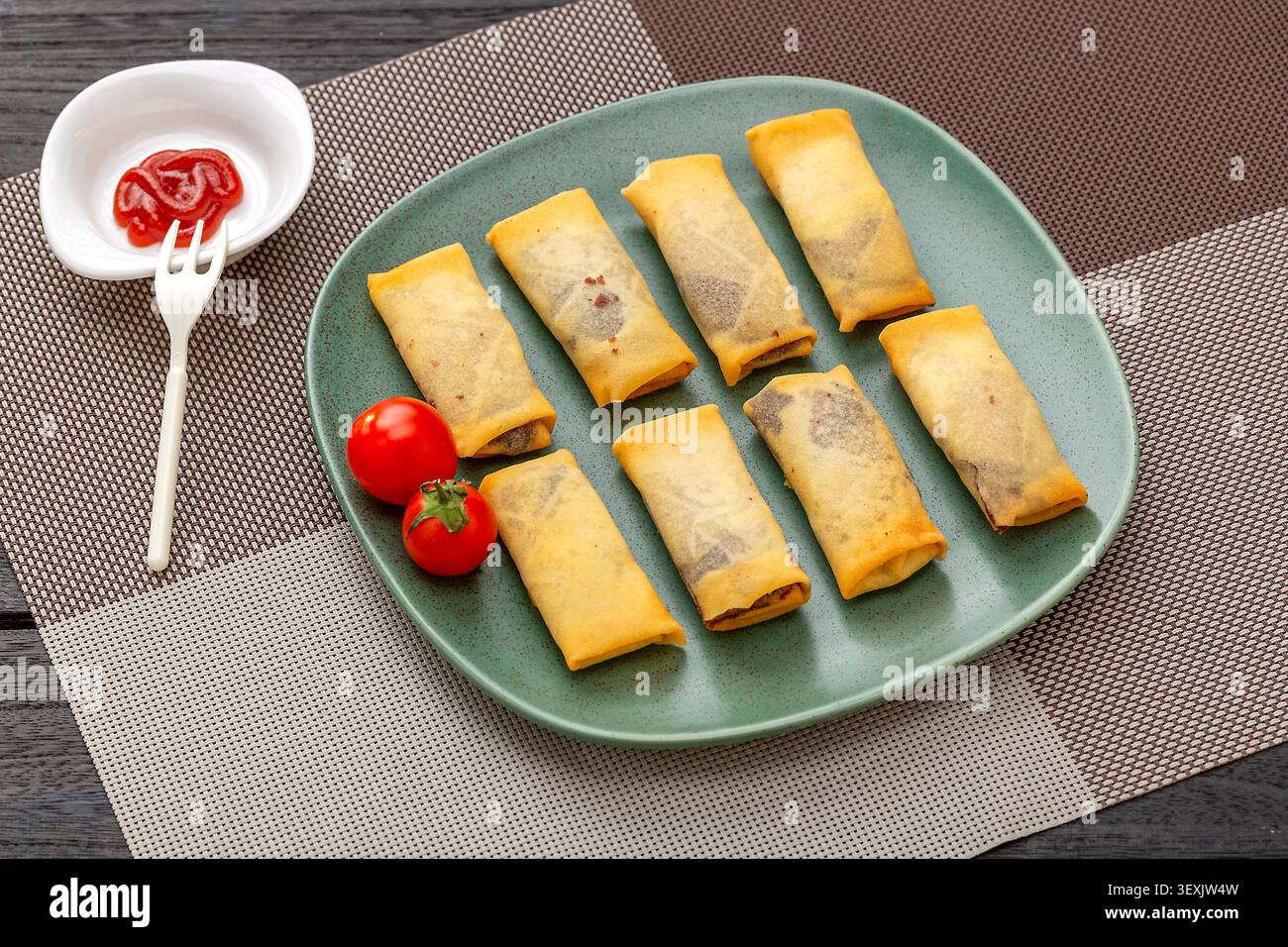 Involtini primaverili fritti, tradizionale pasta cinese croccante con uova d'oro Foto Stock