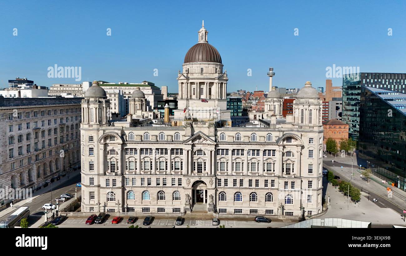 Fotografia aerea del Port of Liverpool Building, una delle famose tre gare di Liverpool, con il Municipio di Liverpool Foto Stock