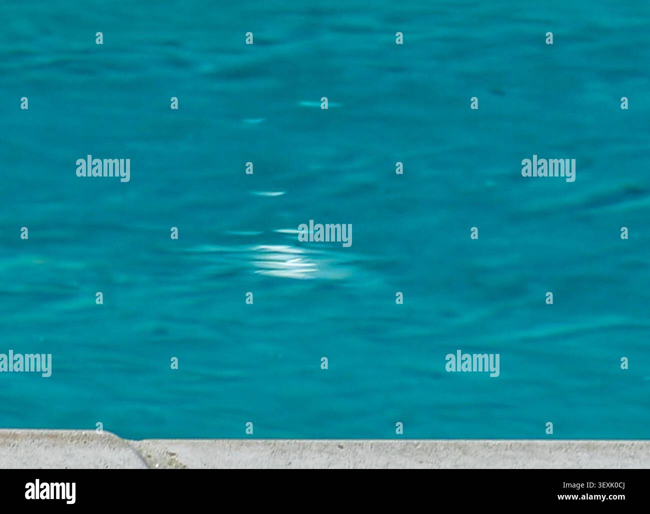 Il sole si riflette sulla superficie di una piscina Foto Stock