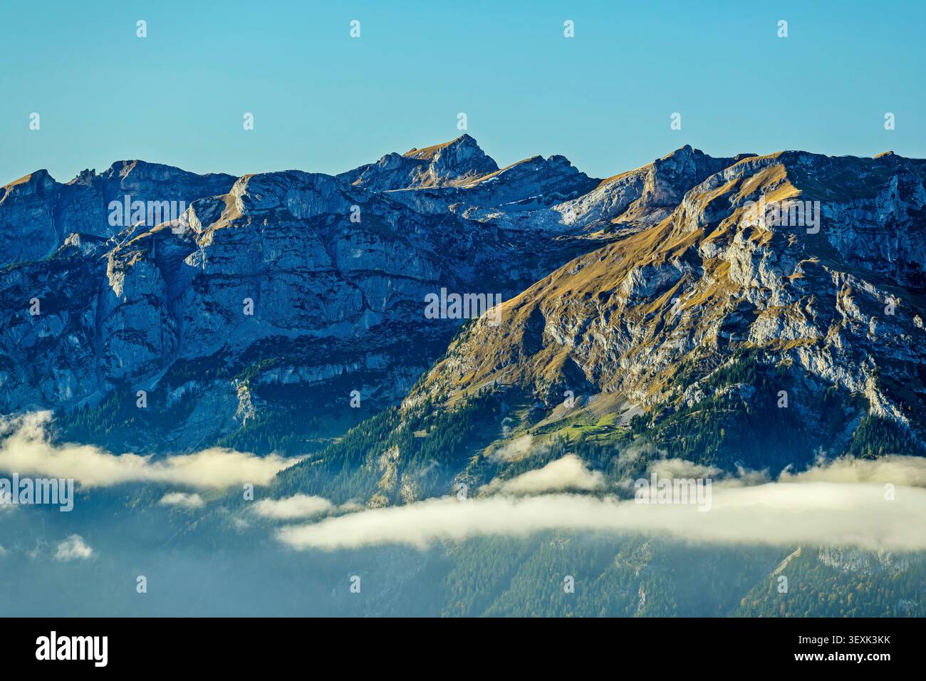 Banchi di nuvole sotto le vette del Rofan, dal Corno Wiedersberger, dalle Alpi Kitzbühel, dal Tirolo, dall'Austria Foto Stock