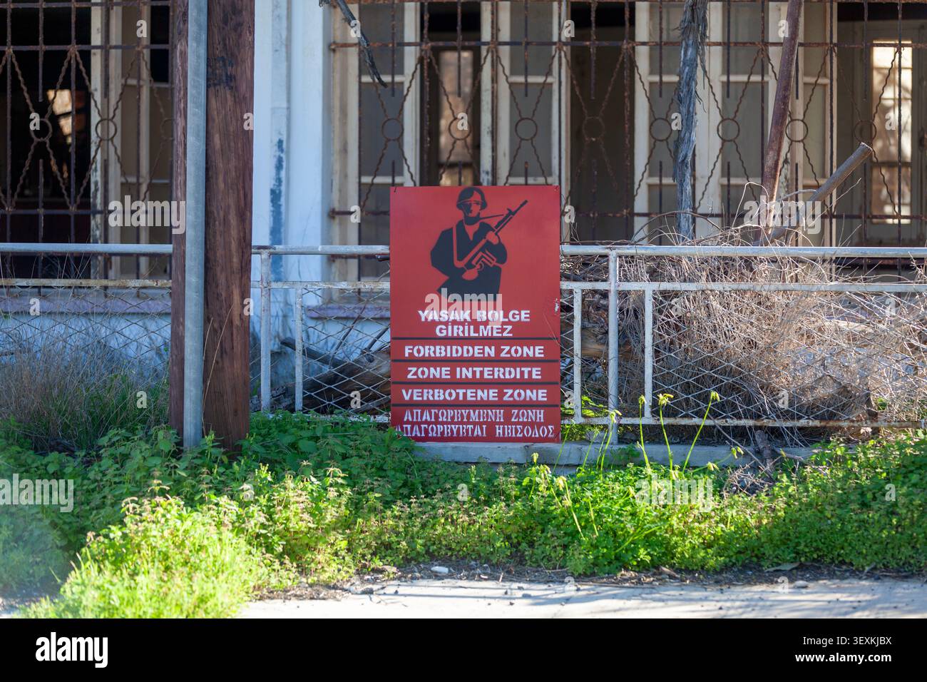 Cartello zona proibita a Varosha, una città fantasma nella zona cuscinetto delle Nazioni Unite a Cipro. Foto Stock