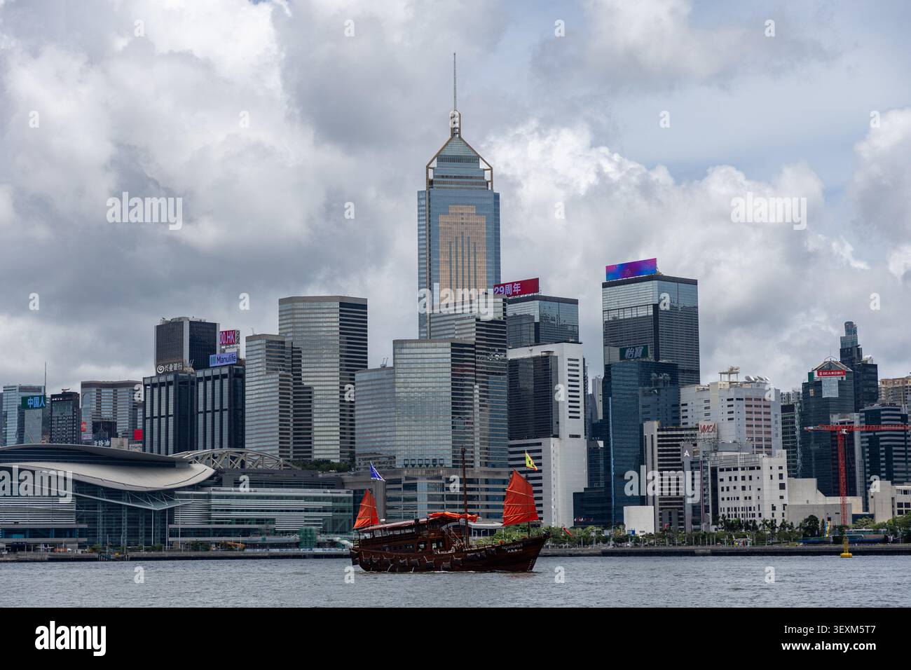 Hong Kong, Hong Kong, Cina. 1 luglio 2026. Una junkboat lungo Victoria Harbour a Hong Kong il 1° luglio 2026. Oggi segna 29 anni da quando la città è stata consegnata dalla Gran Bretagna alla Cina. (Credit Image: © James modo/ZUMA Press Wire) SOLO PER USO EDITORIALE! Non per USO commerciale! Foto Stock