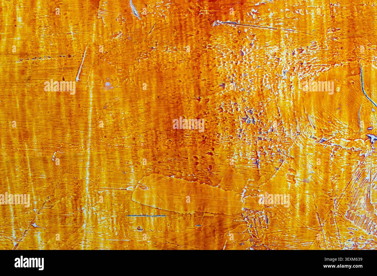 Sfondo rustico con superficie in legno colorato arancione e giallo, caratterizzato da usura significativa, graffi e una patina grunge Foto Stock