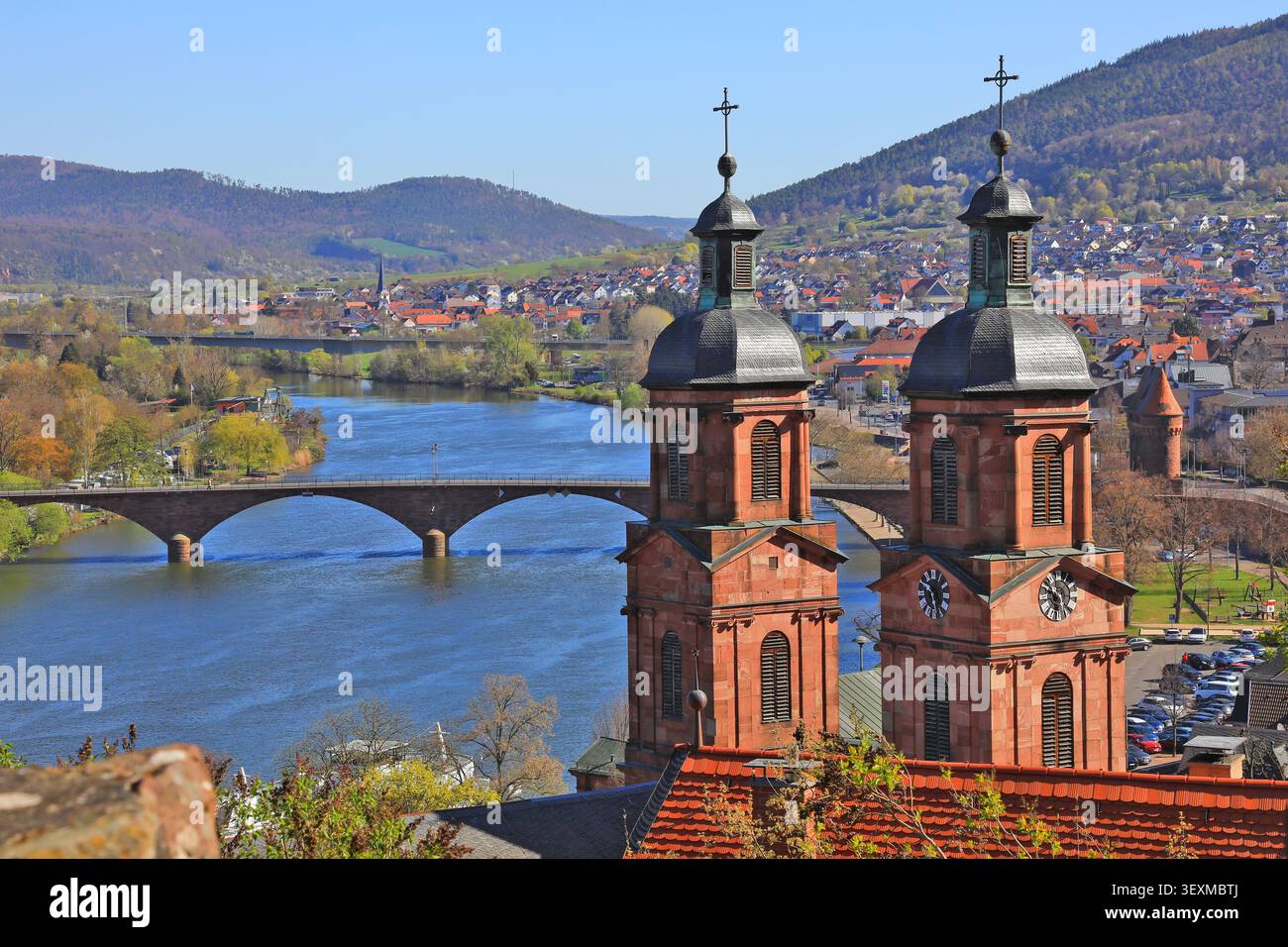 Chiesa parrocchiale di San Giacomo, chiesa parrocchiale cattolica romana, panorama con il fiume meno, Miltenberg, bassa Franconia, Baviera, Germania Foto Stock