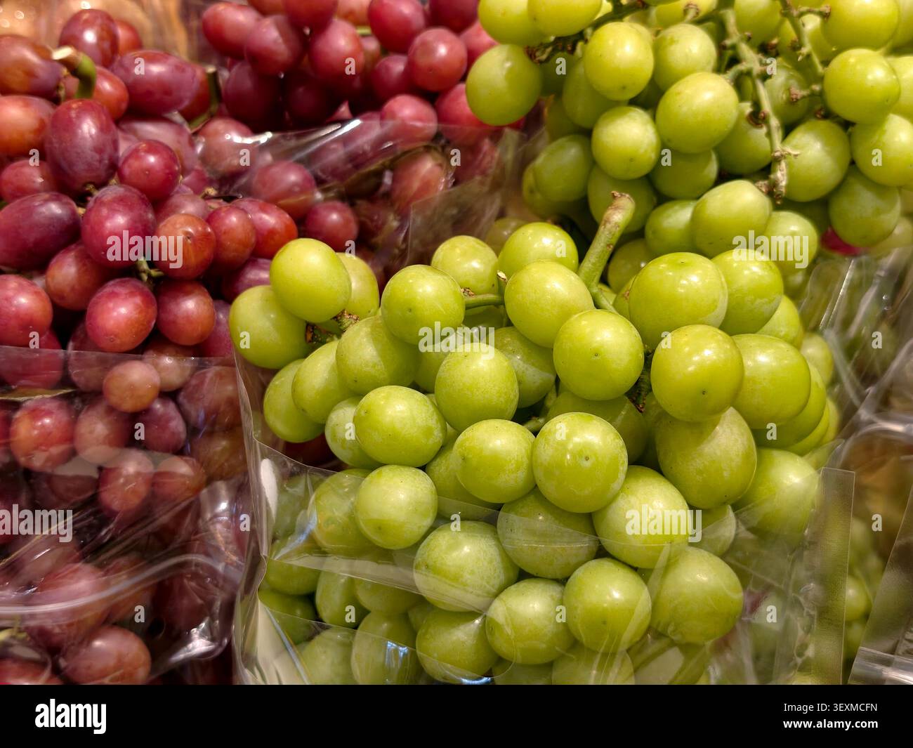 Uva verde e rossa fresca al mercato Foto Stock