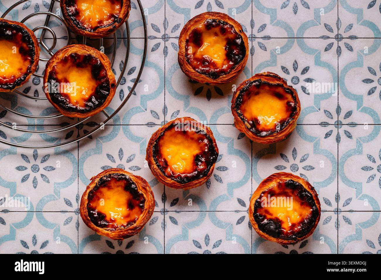Crostata all'uovo, dessert tradizionale portoghese, pastel de nata (pastel de belem). Foto Stock