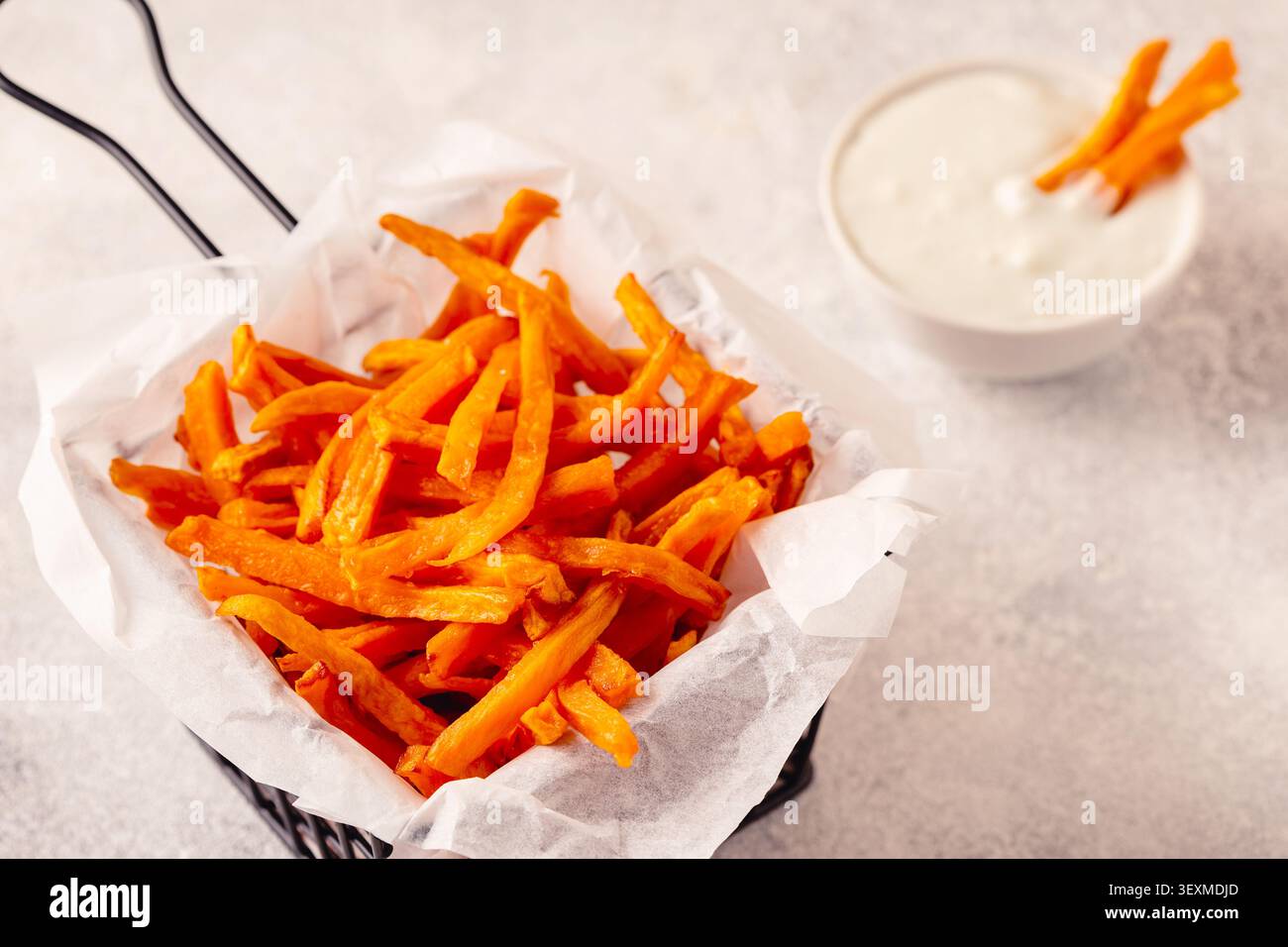 Patatine dolci in un cestino con salsa al formaggio blu. Foto Stock