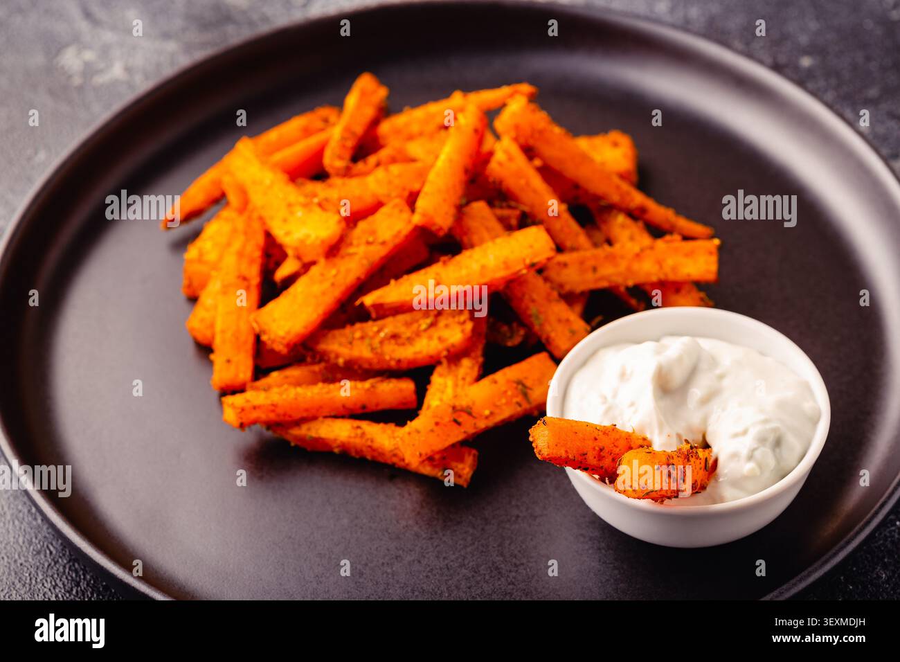 Patatine dolci con salsa al formaggio blu, tostate in casa al forno. Foto Stock