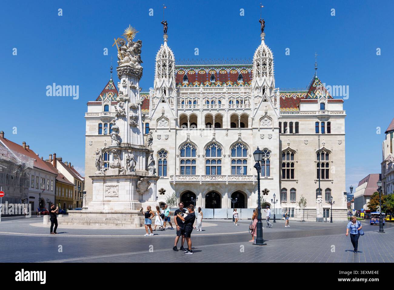 Statua della Santissima Trinità di fronte all'edificio del governo del Ministero degli interni, Budapest, Ungheria Foto Stock
