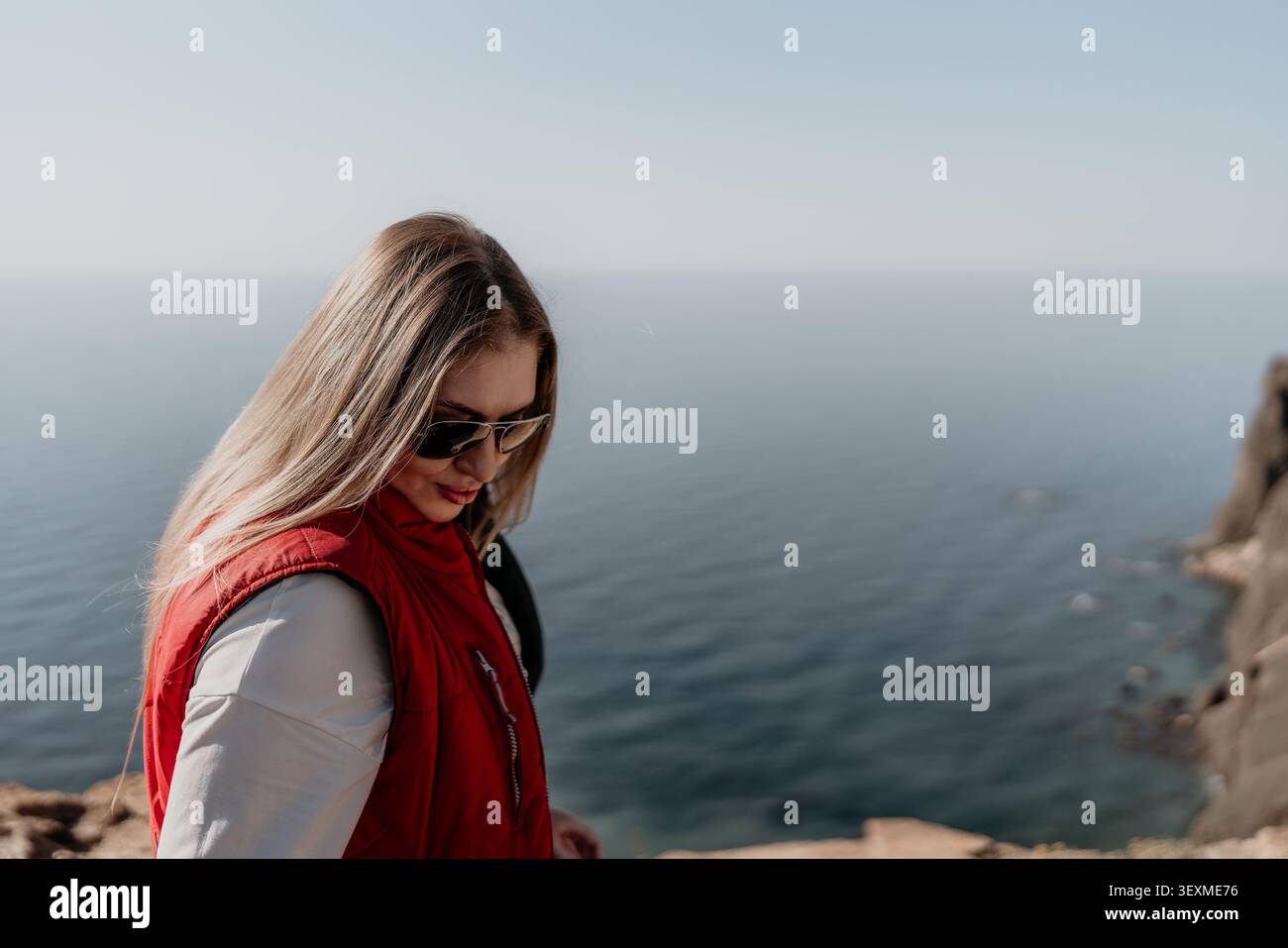 Costa delle donne con vista sull'oceano blu da un'alta scogliera in una giornata di sole con spazio fotocopie Foto Stock