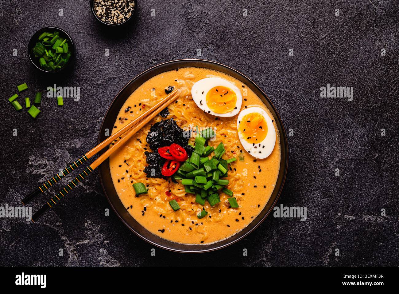 Spaghetti istantanei in stile coreano, Shin Ramyeon con uovo, vista dall'alto. Foto Stock