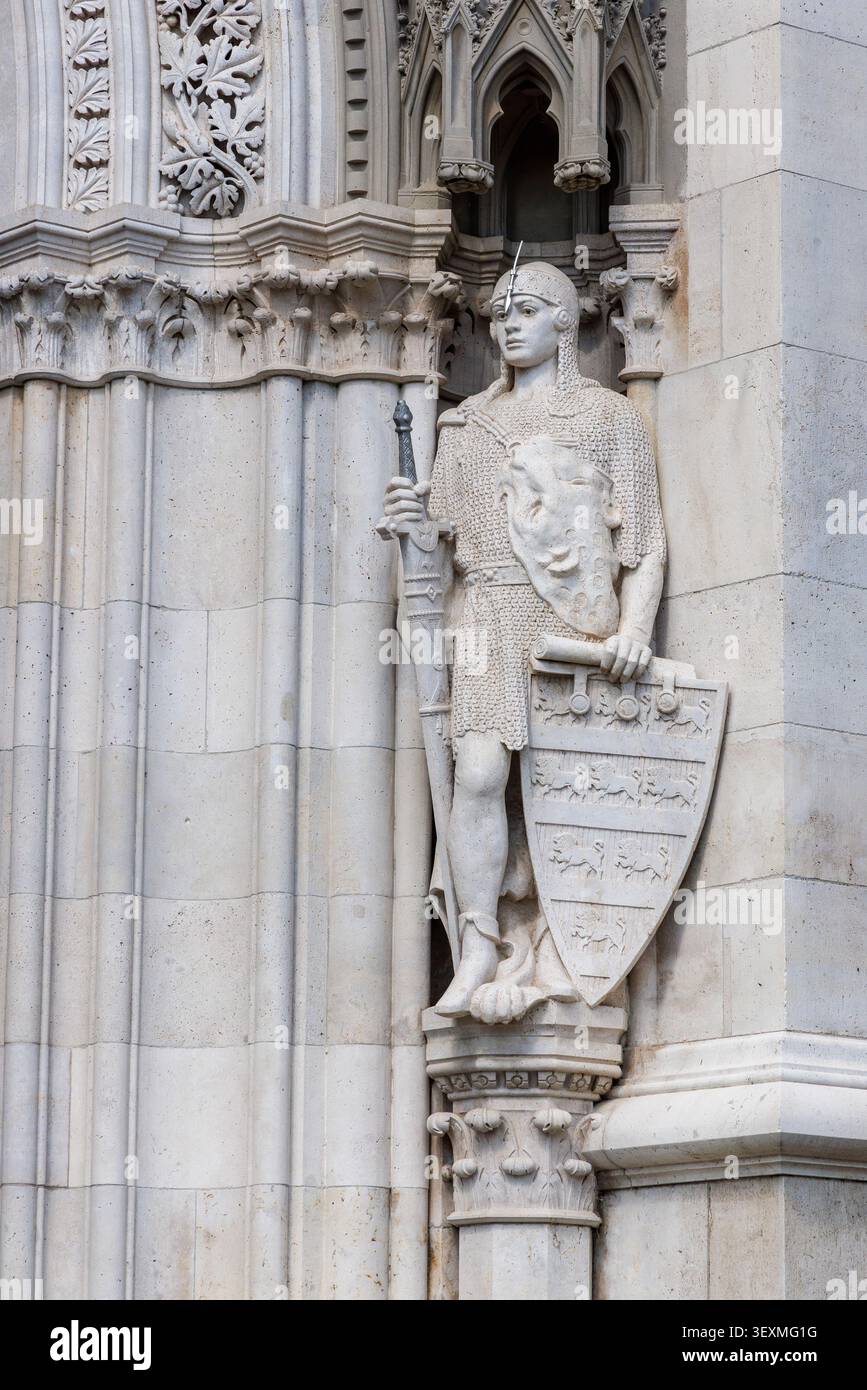Una delle due figure allegoriche poste su ciascun lato dell'ingresso dell'edificio del Parlamento ungherese, che rappresentano il potere e il patriottismo che difendono Foto Stock