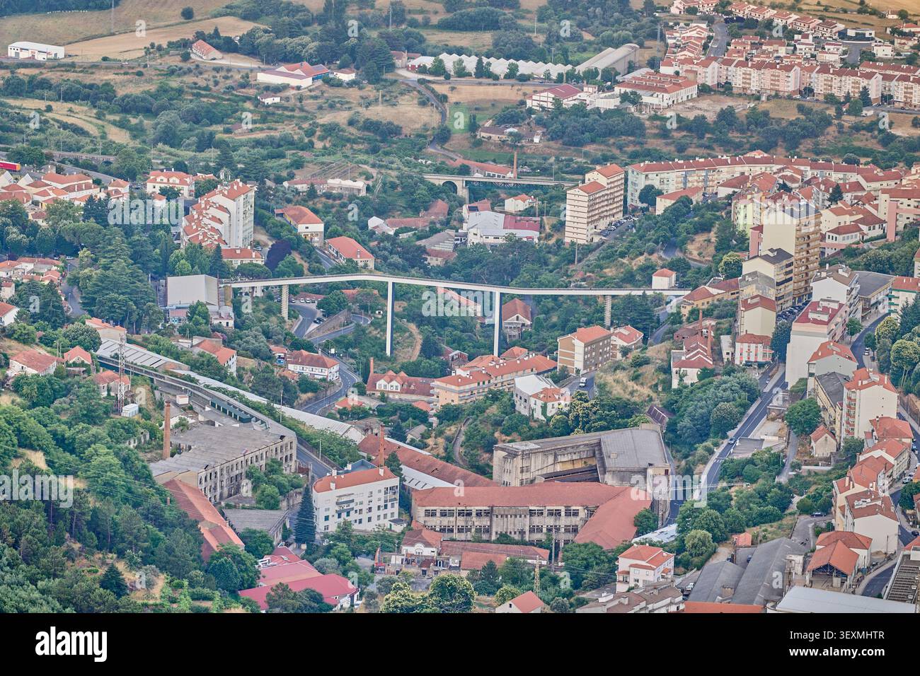 Vista aerea della piccola città europea con tetti rossi. Foto Stock