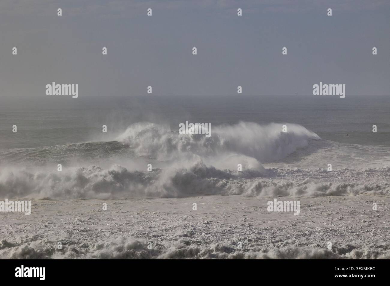 Grandi onde che si infrangono nella stagione invernale a Nazare, in Portogallo. Foto Stock