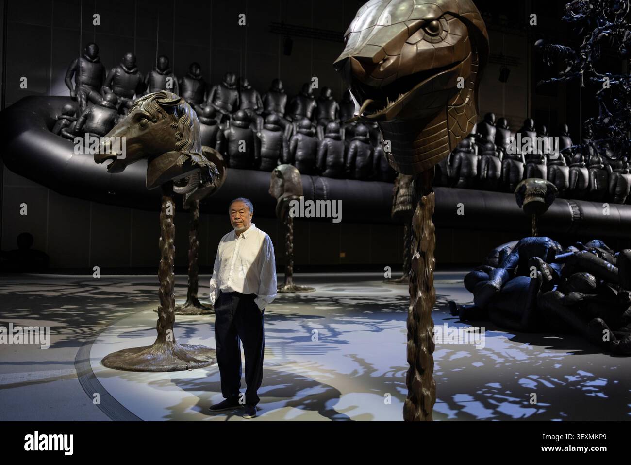 Manchester, Inghilterra, 1 luglio 2026. L'artista e attivista cinese ai Weiwei attraversa ÔButton Up!Õ, la sua nuova mostra monumentale che esplora il commercio, l'impero e lo sfruttamento, agli Aviva Studios di Manchester, in Inghilterra, il luglio 2026. Crediti fotografici: Jeremy Sutton-Hibbert/Alamy Live News. Foto Stock