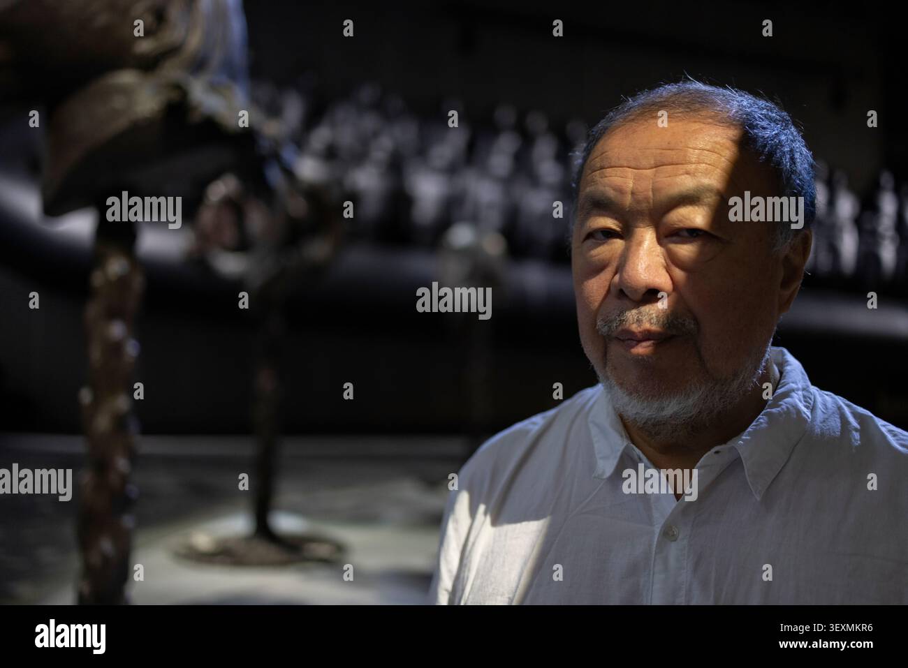 Manchester, Inghilterra, 1 luglio 2026. L'artista e attivista cinese ai Weiwei attraversa ÔButton Up!Õ, la sua nuova mostra monumentale che esplora il commercio, l'impero e lo sfruttamento, agli Aviva Studios di Manchester, in Inghilterra, il luglio 2026. Crediti fotografici: Jeremy Sutton-Hibbert/Alamy Live News. Foto Stock