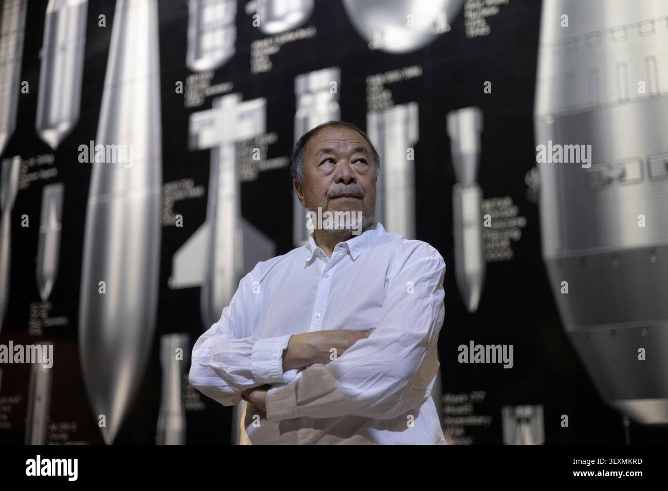 Manchester, Inghilterra, 1 luglio 2026. L'artista e attivista cinese ai Weiwei cammina attraverso ÔButton Up!Õ, la sua nuova mostra monumentale che esplora il commercio, l'impero e lo sfruttamento, davanti alle opere d'arte History of Bombs, agli Aviva Studios di Manchester, in Inghilterra, il luglio 2026. Crediti fotografici: Jeremy Sutton-Hibbert/Alamy Live News. Foto Stock